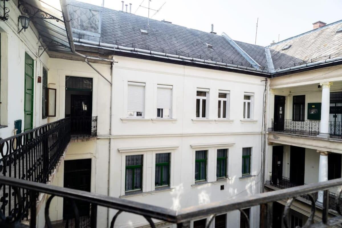 Large Apartment At Perfect Central Location Budapest Exterior photo